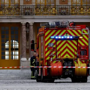 بالفيديو.. اندلاع حريق في قصر فرساي بفرنسا