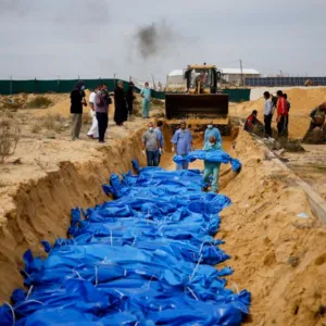 "الأورومتوسطي" يقدم مذكرة ترصد أبرز المقابر الجماعية في غزة