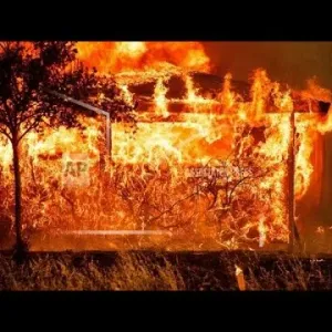 حرائق مستعرة في شمال كاليفورنيا وإجلاء الآلاف عن منازلهم