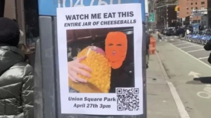 المئات يتجمعون لمشاهدة رجل ملثم يأكل جرة كاملة من كرات الجبن فى نيويورك.. صور