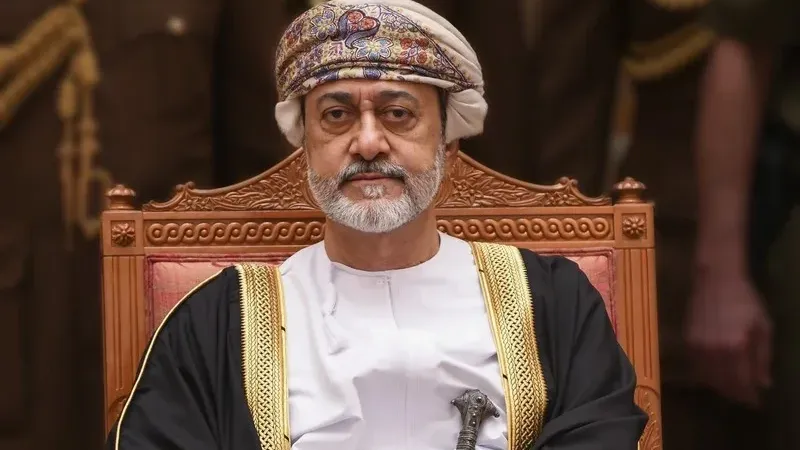 سلطان عمان يبعث برقية تعزية إلى الملك