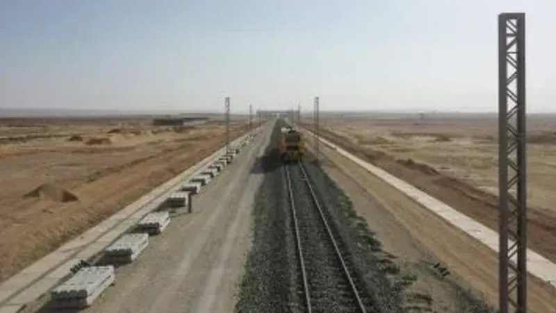 شاهد تركيب قضبان أول قطار كهربائى سريع فى مصر.. فيديو وصور