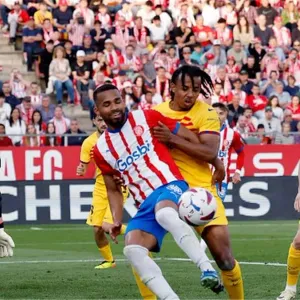 فيديو | جيرونا يقلب تأخره إلى فوز برباعية أمام برشلونة في الدوري الإسباني ويهدي ريال مدريد التتويج بلقب الليجا