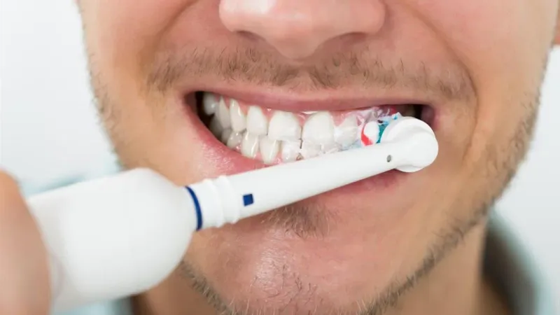 ماذا يحدث عند عدم غسل الأسنان ليلًا؟