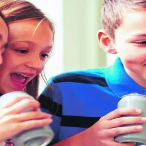 ما علاقة شرب الأطفال للمشروبات الغازية بالسمنة في سن الـ 20؟