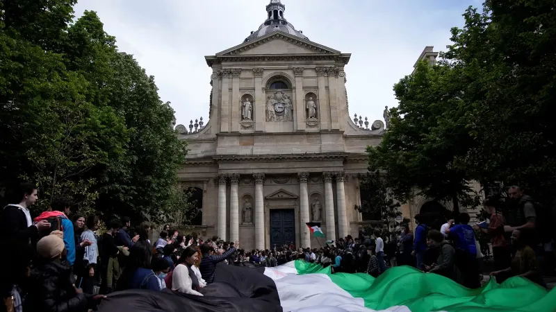 طلاب السوربون  يقيمون اعتصاماً مفتوحاً تضامناً مع غزة ويغلقون أبواب الجامعة الفرنسية العريقة