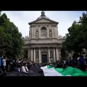 طلاب السوربون  يقيمون اعتصاماً مفتوحاً تضامناً مع غزة ويغلقون أبواب الجامعة الفرنسية العريقة…
