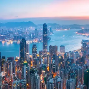 هونغ كونغ وسنغافورة تتصدران قائمة أغلى المدن للوافدين ودبي الأولى عربيا