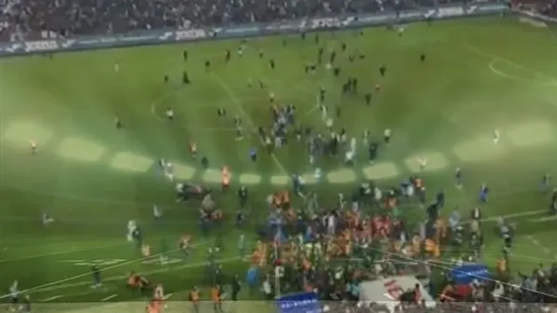 شغب وعنف بين الجمهور واللاعبين عقب مباراة بالدوري التركي.. شاهد