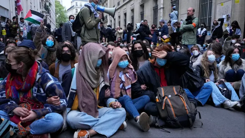 الشرطة تفصل بين مظاهرة طلابية مؤيدة للفلسطينيين وأخرى لإسرائيل في باريس