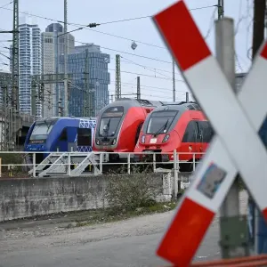 ألمانيا.. إضرابات العمال تهدد بشل السكك الحديدية والطيران
