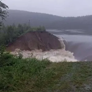 انهيار جزئي لسد بروسيا بسبب الأمطار