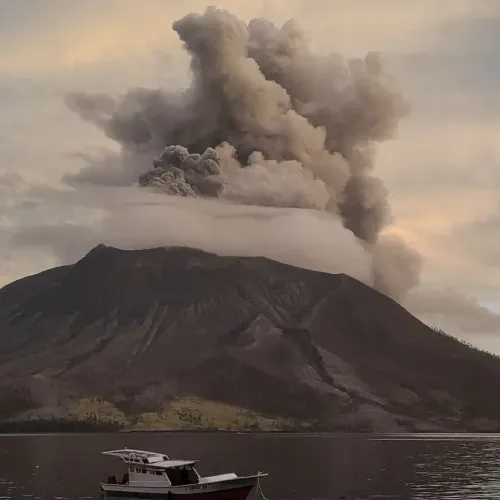 نفث الرماد على ارتفاع شاهق.. بركان "إيبو" يثور في إندونيسيا