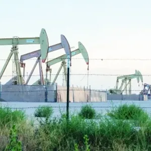 ارتفاع أسعار النفط بعد انخفاض أكبر من المتوقع في مخزونات الخام الأمريكية