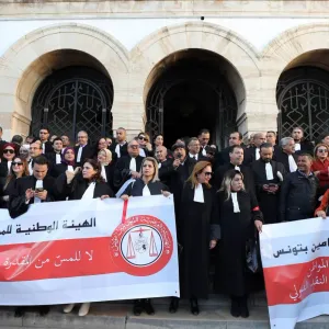 محامون تونسيّون يتظاهرون ضد «التضييقات» على عملهم