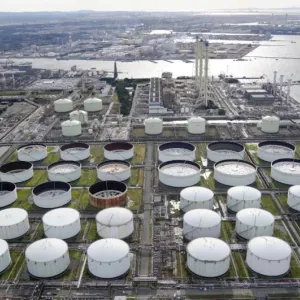 انخفاض مخزونات النفط الأمريكية 4.2 مليون برميل في أسبوع