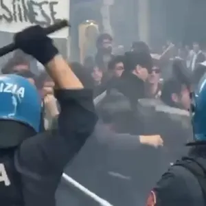 شاهد: شرطة إيطاليا تفرق مظاهرة داعمة للفلسطينيين بالهراوات والرصاص المطاطي