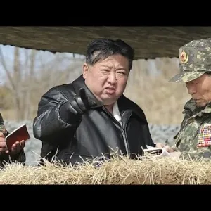 ضمن احتفال رسمي ضخم.. زعيم كوريا الشمالية يدشن صورة تظهره إلى جانب والده وجدّه