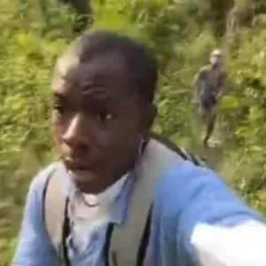 حقيقة هروب شخص من آكلي لحوم البشر في إحدى غابات إفريقيا (فيديو)