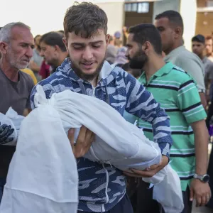 فيديو: مشاهد مؤلمة لعائلات تودع قتلاها بعد قصف إسرائيلي عنيف على وسط قطاع غزة