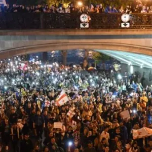 جورجيا.. تظاهر الآلاف احتجاجاً على مشروع قانون العملاء الأجانب