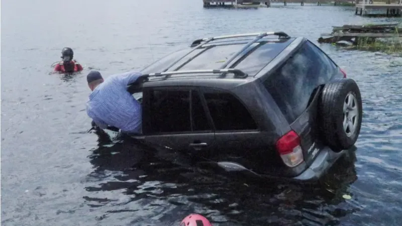 كيف تنقذ نفسك من سيارة على وشك الغرق؟