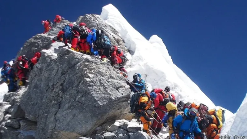 نيبال تخفض عدد متسلقي قمة إيفرست