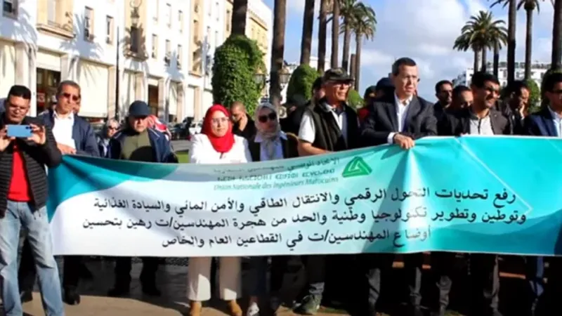 المهندسون المغاربة يحتجون أمام البرلمان ويرفعون شعارات الإصلاح في وجه الحكومة