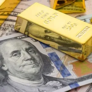 قوة الدولار تطفئ بريق الذهب وسط ترقب لبيانات التضخم الأمريكية
