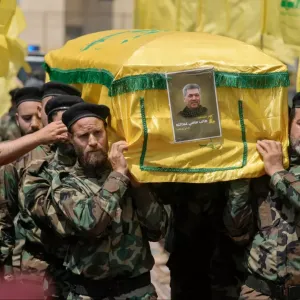 فيديو. حزب الله يشيع قائداً عسكرياً كبيراً اغتالته إسرائيل بغارة ليلية في جنوب لبنان
