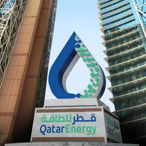 قطر للطاقة تستحوذ على حصة في منطقتين استكشافيتين قبالة السواحل المصرية