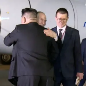 كيم يستقبل بوتين بالأحضان في مستهل زيارته إلى كوريا الشمالية