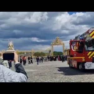 شاهد: حريق يندلع في قصر فرساي أحد أهم المعالم الأثرية بفرنسا