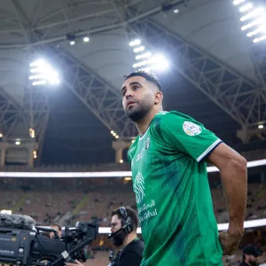 ما القنوات الناقلة لمباراة الأهلي وضمك في دوري روشن السعودي 2024-2025؟ وكيف تشاهدها عبر الإنترنت؟