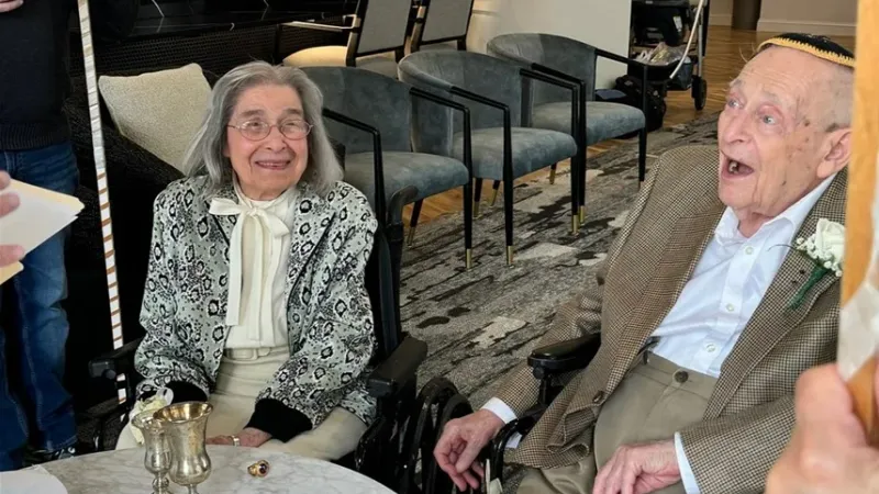 عمرهما 100 و102.. وتزوّجا بعد عقد من قصة حب