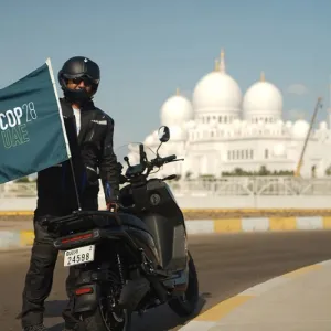 شركة إماراتية تتحدى مغامرا عالميا لقيادة دراجتها عبر الإمارات السبع دون التوقف للشحن