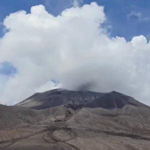 روانغ الإندونيسية جزيرة أشباح عقب ثوران بركاني