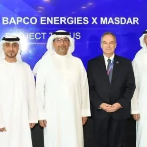 وزير النفط والبيئة يستقبل وفداً من شركة أبوظبي لطاقة المستقبل «مصدر»