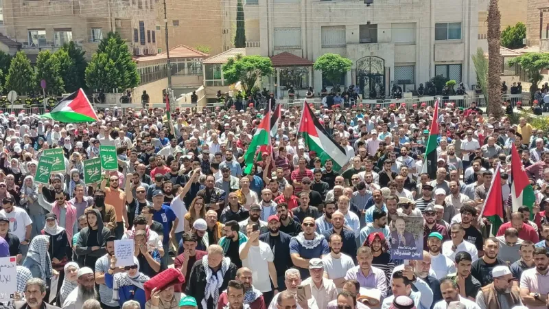 الأردن .. مسيرة شعبية قرب السفارة الإسرائيلية بعمان طالبت بوقف العدوان على غزة