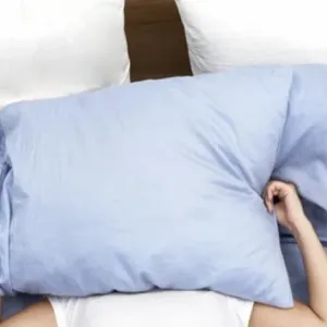 طبيب يكشف سبب الشعور بالرغبة في النوم أثناء العمل.. عادة خاطئة لا تفعلها