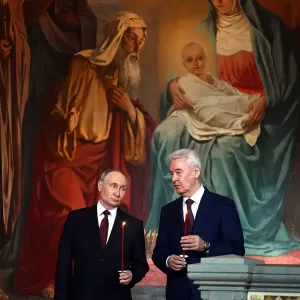 شاهد: الرئيس الروسي بوتين يحضر قداس أحد القيامة في موسكو