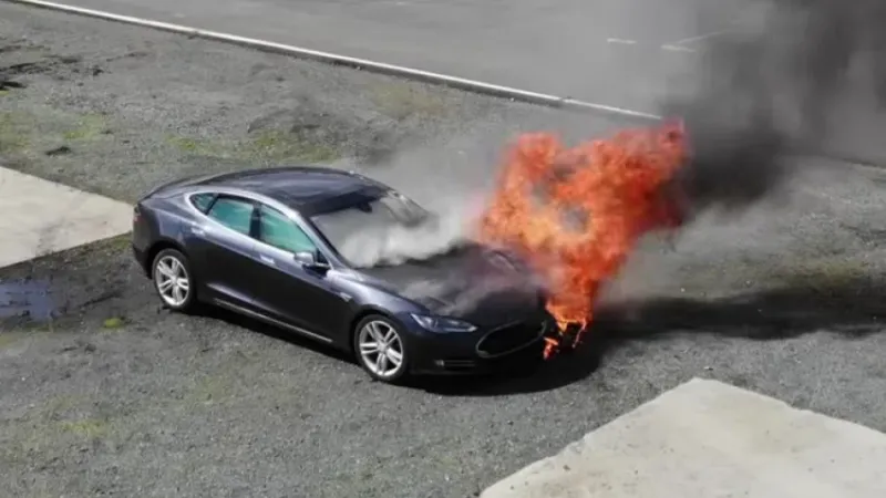صح أم خطأ: حريق بطارية السيارة الكهربائية أقوى من حريق السيارة العادية