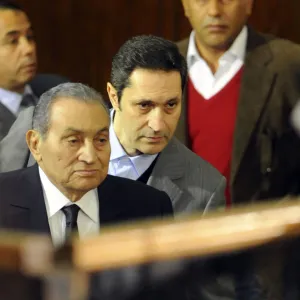 معركة عنيفة بين مبارك وهيكل تشتعل مجددا بسبب أموال ضخمة