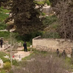 قوات الاحتلال تداهم منزل منفذ عملية "إطلاق النار" بالخليل