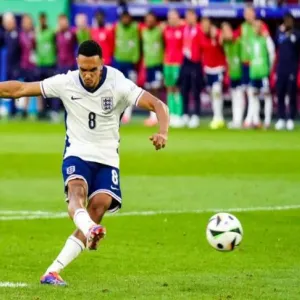 "رفض تسديد ركلة ترجيح".. أرنولد يثير الجدل حول لاعب إنجلترا بعد لقاء سويسرا (فيديو)