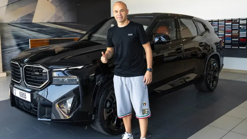 نجم كرة القدم أندريس إنييستا يستلم سيارته الجديدة من طراز BMW XM الجديدة في الإمارات العربية المتحدة