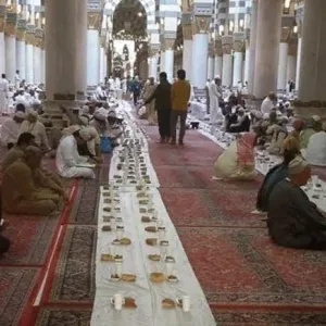 رمضان في المدينة المنورة.. مائدة الإفطار تجمع القلوب بساحات المسجد النبوي