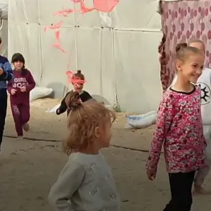 غزة اليوم: الطائرات الورقية وسيلة الترفيه في مخيمات النزوح