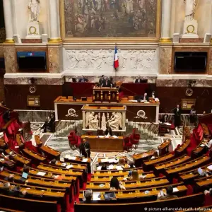 تعليق جلسة للبرلمان الفرنسي وتوقيف نائب رفع العلم الفلسطيني