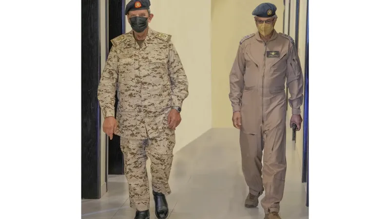 القائد العام لقوة دفاع البحرين يتفقد إحدى أسلحة ووحدات قوة دفاع البحرين